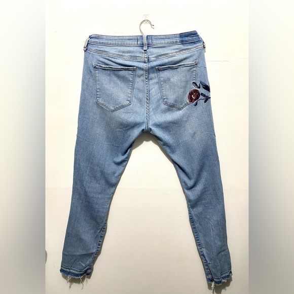 Size 10 ABERCROMBIE Light Wash Distressed & Embroidered Cropped Skinny Jeans - Picture 2 of 7